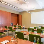 Hotel Hampton By Hilton Airport