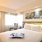 Hotel Hampton By Hilton Airport