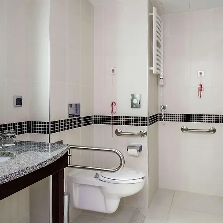 Hotel Hampton By Hilton Airport 3*