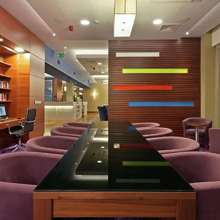 Otel Hampton By Hilton Airport 3*