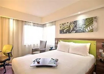 Hotel Hampton By Hilton Airport