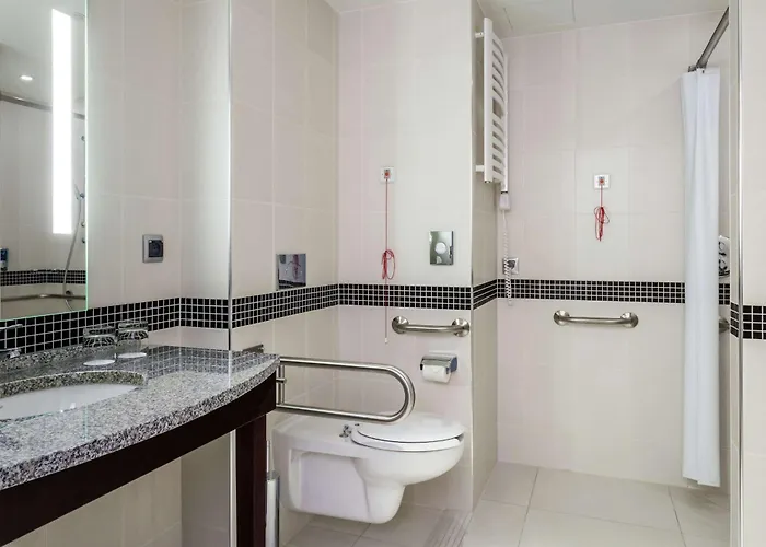 Hotel Hampton By Hilton Airport