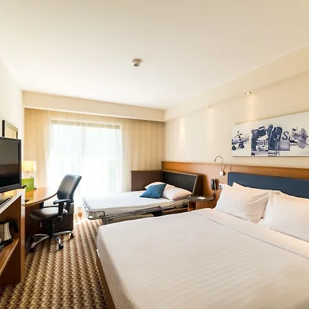 Hotel Hampton By Hilton Airport 3*