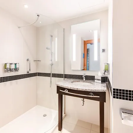 Hotel Hampton By Hilton Airport