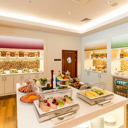 Hampton By Hilton Airport Hotell 3*