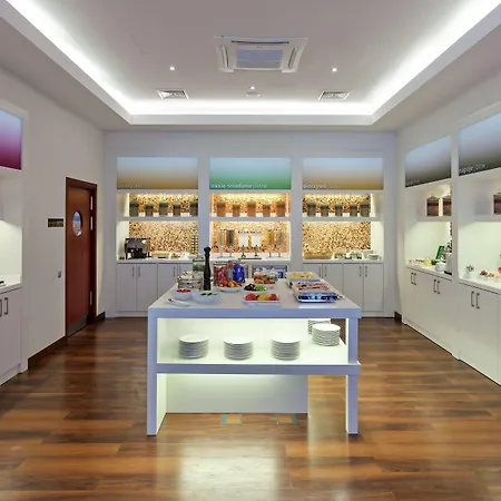 Hampton By Hilton Airport 3*