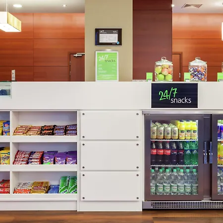 Hotel Hampton By Hilton Airport