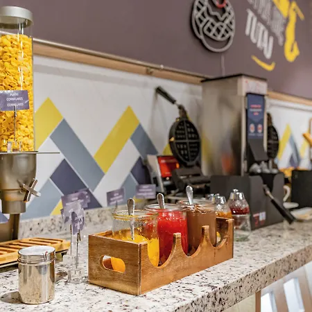 Hotel Hampton By Hilton Airport