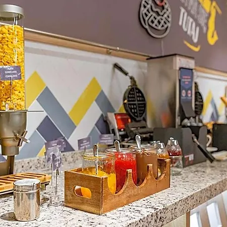 Hotel Hampton By Hilton Airport