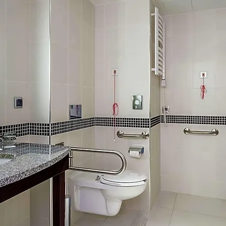 Hotel Hampton By Hilton Airport 3*