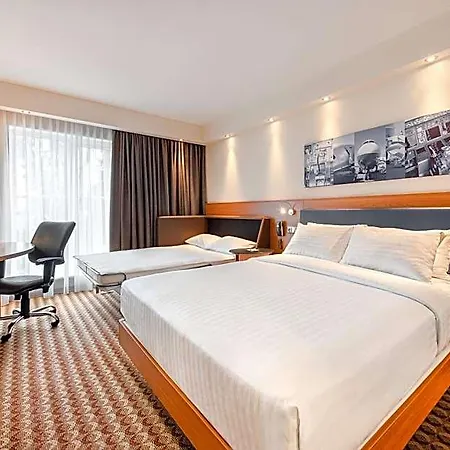 Hotel Hampton By Hilton Airport 3*