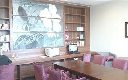 Hampton By Hilton Airport Szálloda