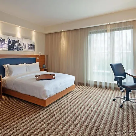 Hotell Hampton By Hilton Airport 3*
