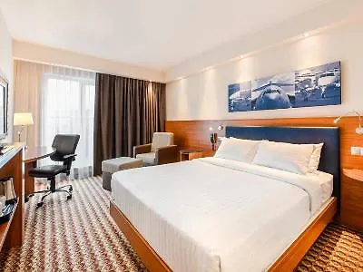 Hampton By Hilton Airport 3*