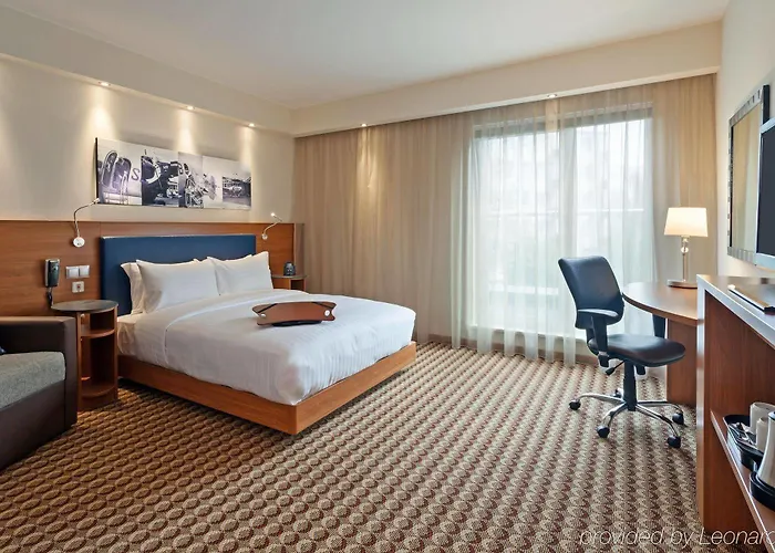 Hotel Hampton By Hilton Airport 3*