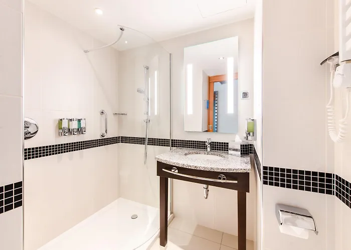 Hotel Hampton By Hilton Airport