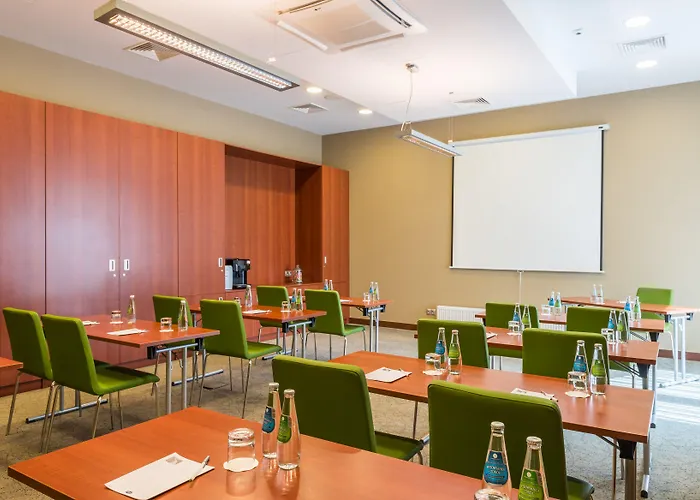 Hotel Hampton By Hilton Airport