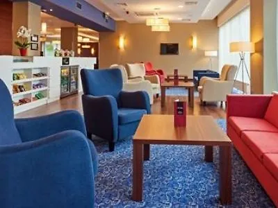 Hotel Hampton By Hilton Airport