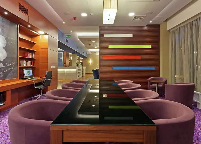 Отель Hampton By Hilton Airport 3*