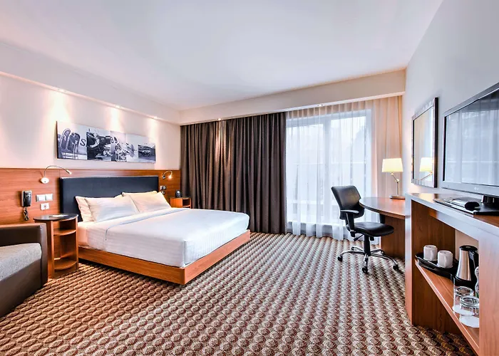 Hampton By Hilton Airport Отель